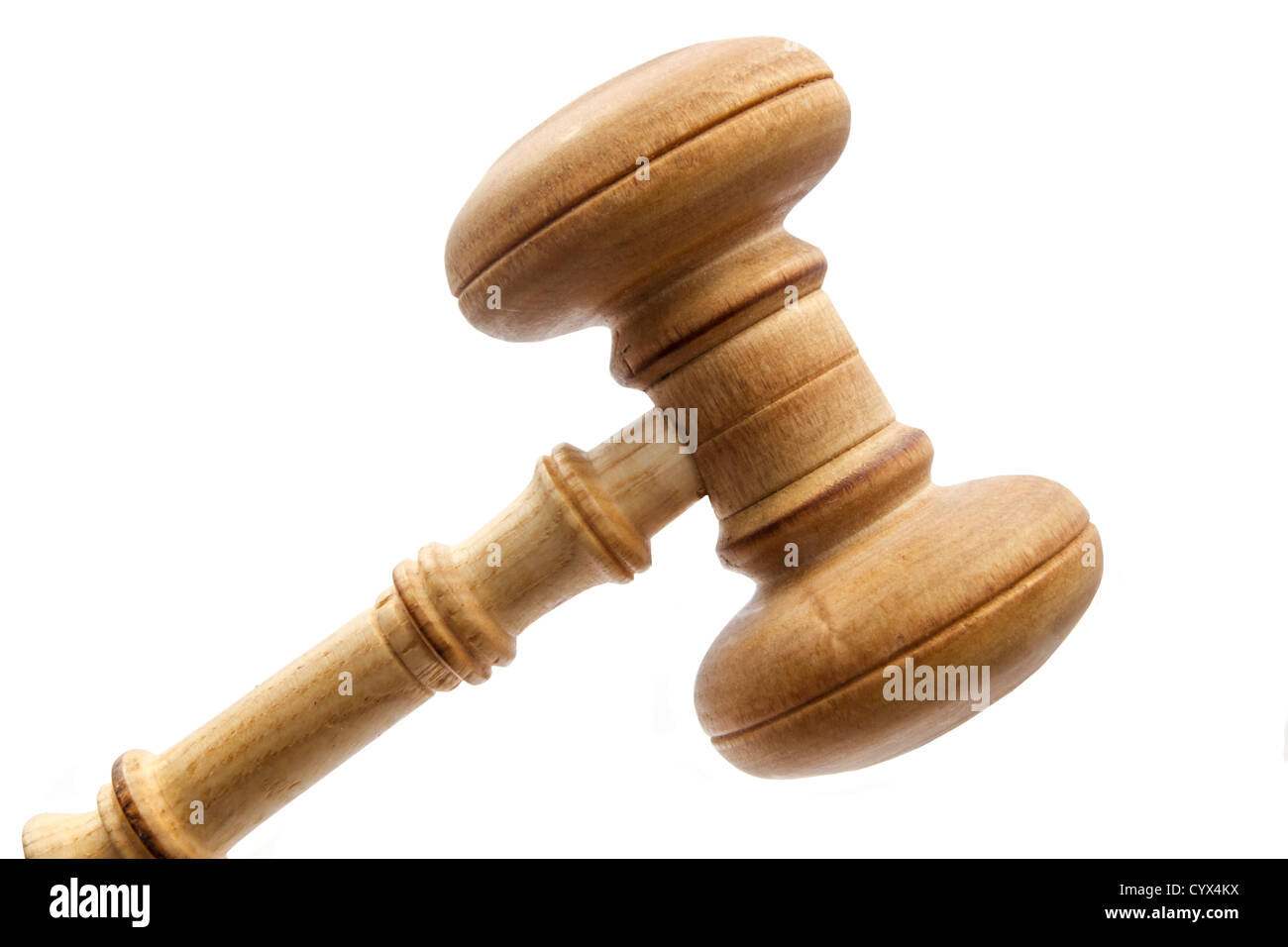 Marteau en bois, symbole de justice, isolé sur un fond blanc propre. Banque D'Images