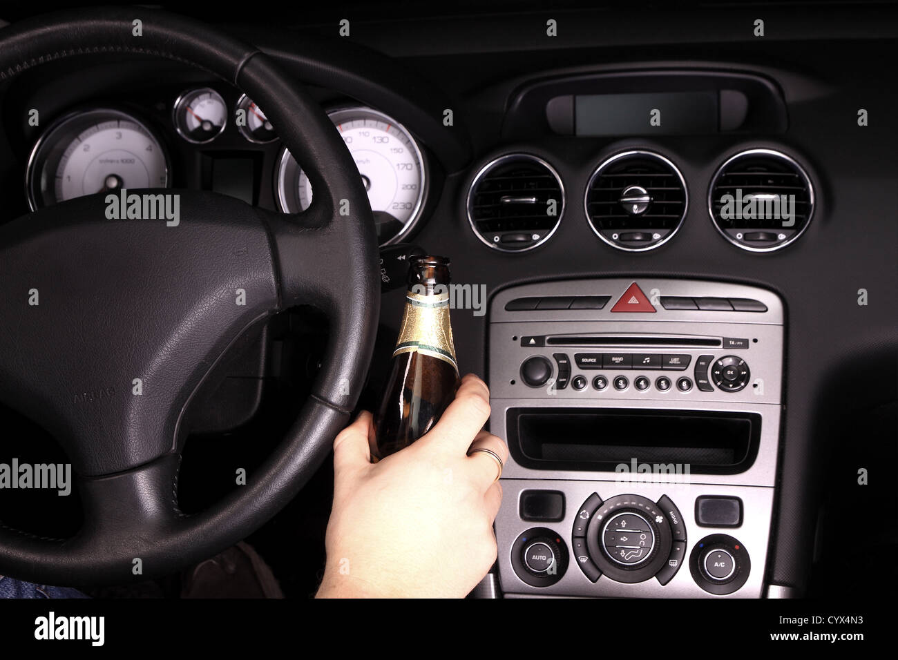 Conduite dangereuse d'alcool au volant Photo Stock - Alamy