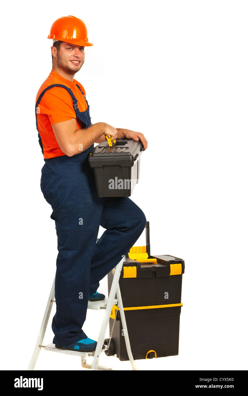 Cheerful workman debout sur l'escabeau et holding box isolé sur fond blanc Banque D'Images