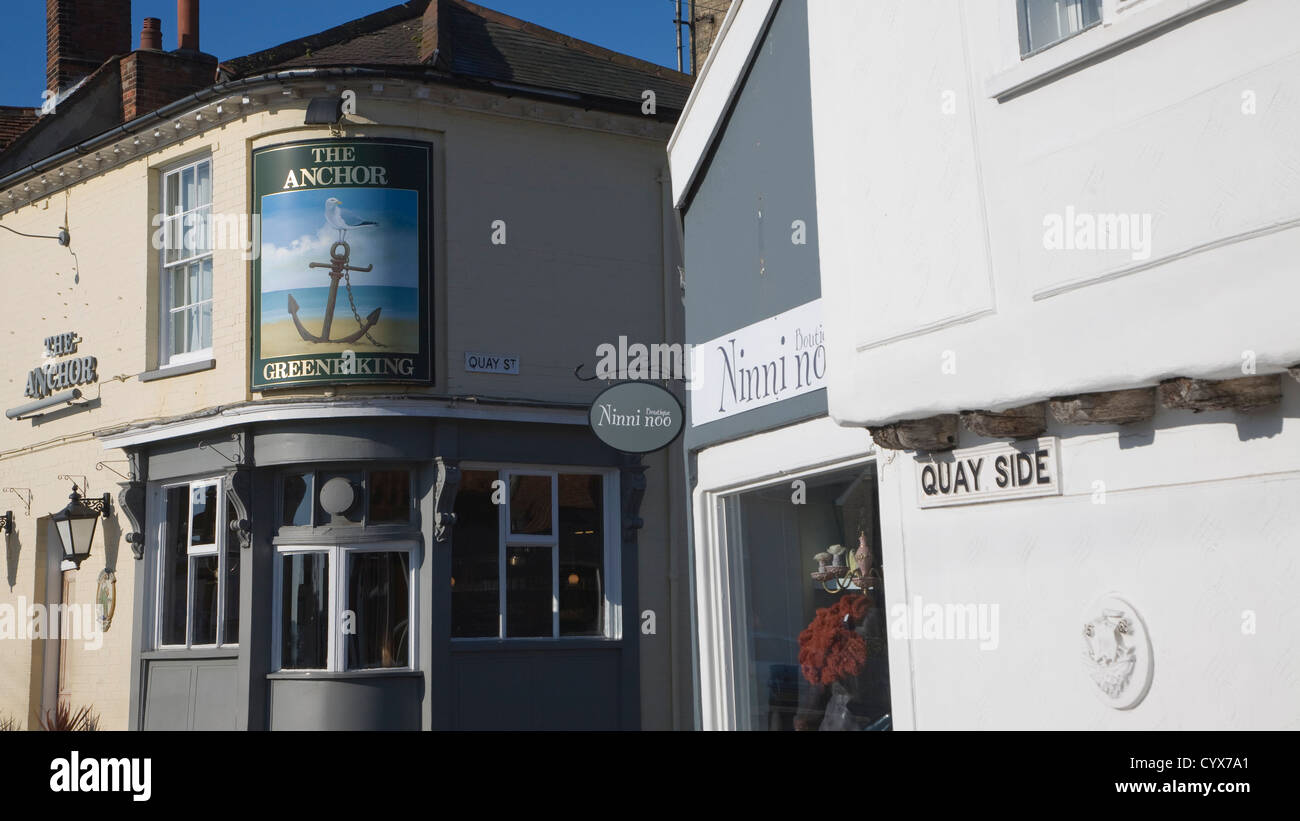 Bâtiments historiques Quay Side Street, Woodbridge, Suffolk, Angleterre et l'Anchor Inn Greene King bières sur Quay Street Banque D'Images