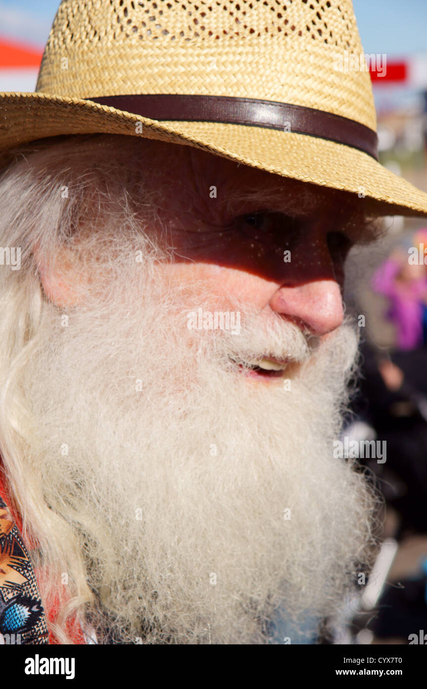 Mâle homme amish avec chapeau de paille portrait mennonite headshot barbe  blanche longue ombre légère grownup adultes mature Photo Stock - Alamy