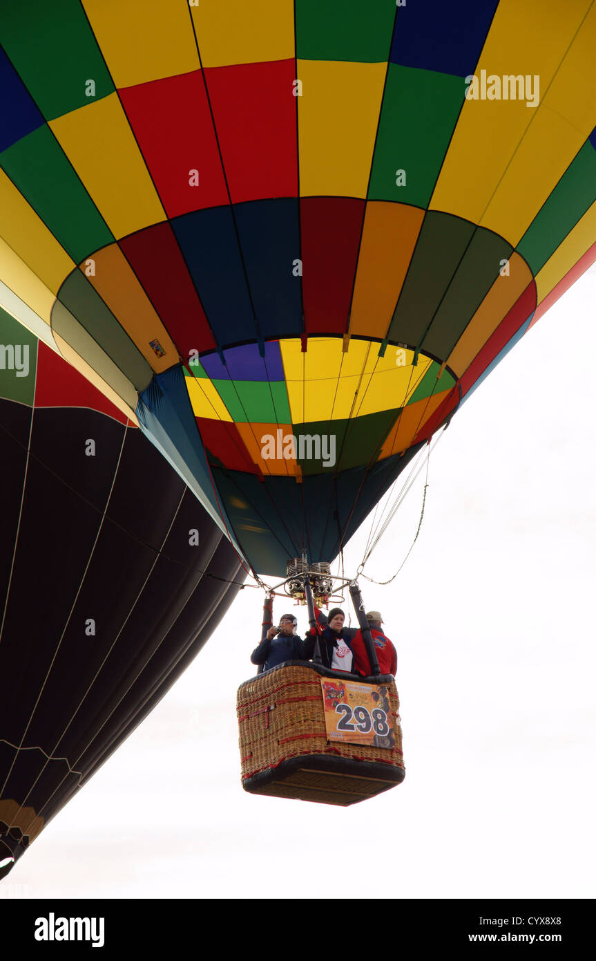 L'ascension d'un ballon pilote multi-couleur montrant panier gonflable  ballons albuquerque international festival Photo Stock - Alamy