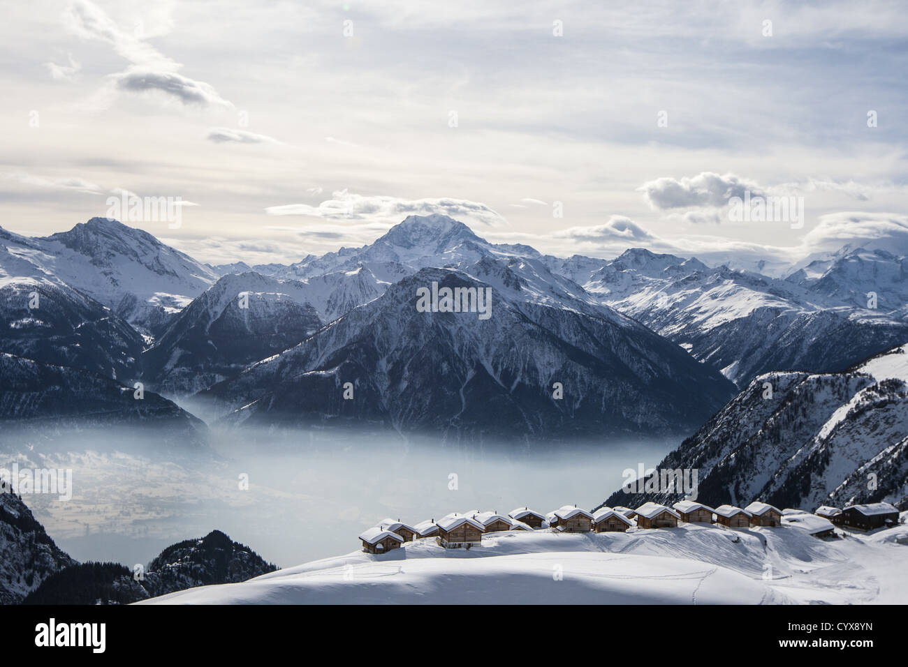 Une vue sur le village suisse de Bel Alp de l'air de montagnes valaisannes en arrière-plan Banque D'Images