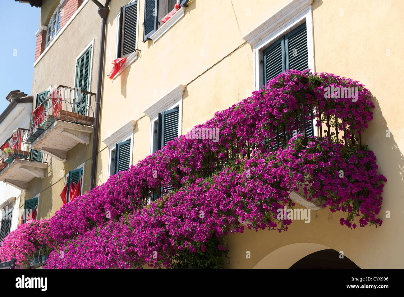 Beaucoup de fleurs sur un balcon à la ville de Lazise sur le lac de Garde en Italie. Banque D'Images