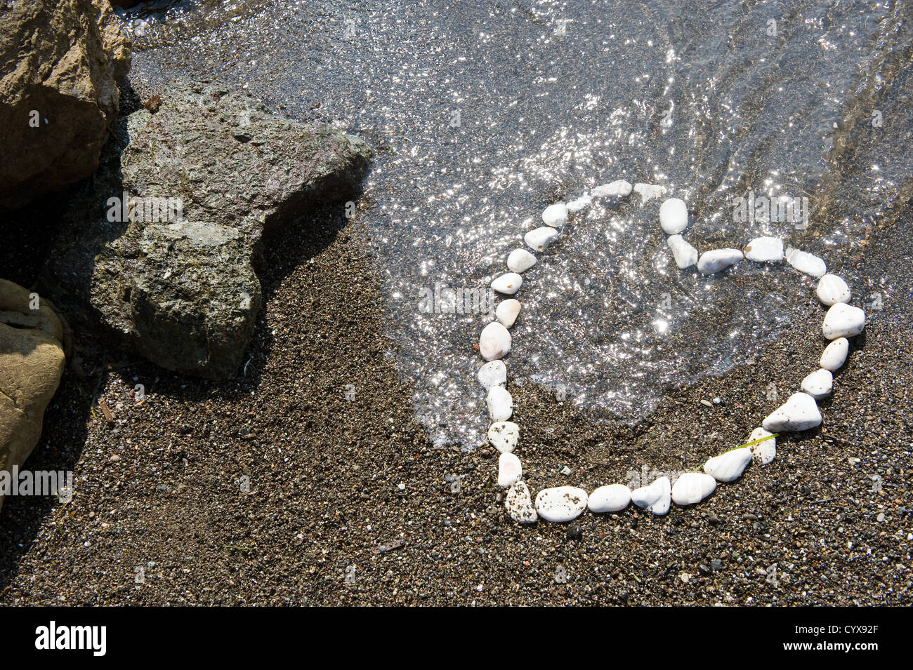Avec un coeur en pierres blanches sur une plage Banque D'Images