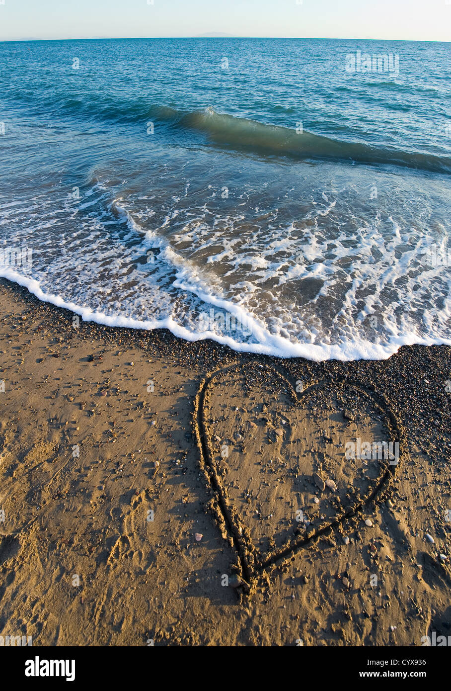 Un coeur dessiné dans le sable d'une plage Banque D'Images