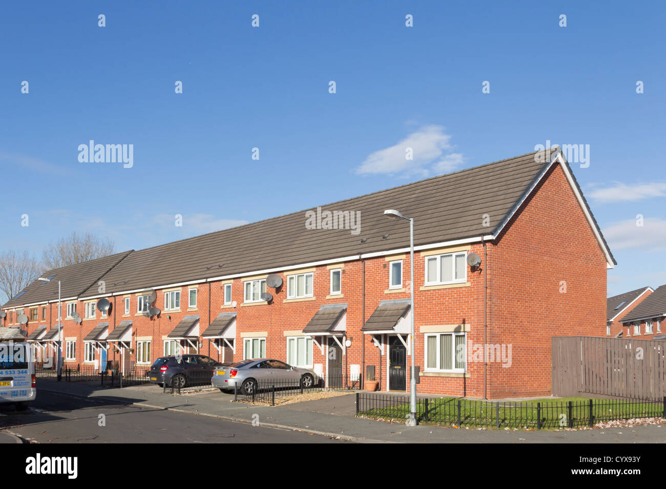 Fin du 20ème siècle, maisons de village à Bolton, Lancashire. Ces maisons sont l'équivalent moderne du 19e C. maison mitoyenne. Banque D'Images