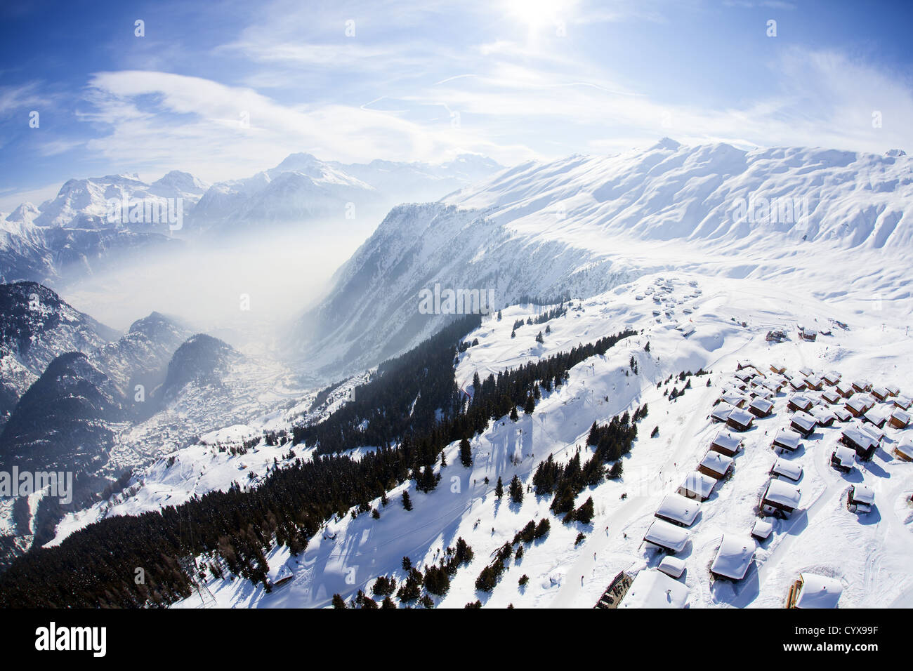 Vue aérienne sur le village suisse de Bel Alp et les hautes montagnes de la région Valais (Wallis) Banque D'Images