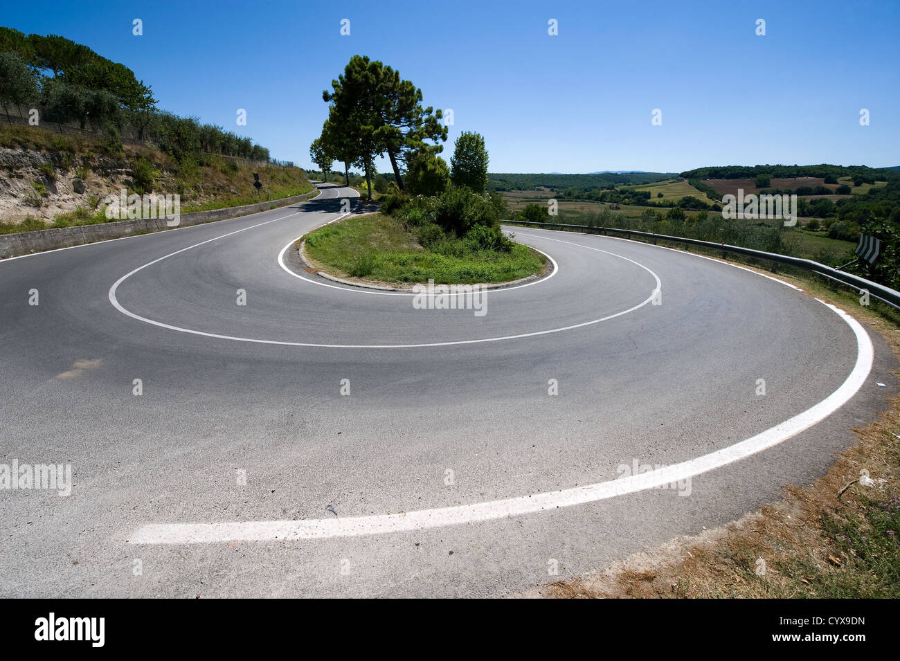 Un virage en épingle sur une route dans les montagnes de la Toscane en Italie Banque D'Images
