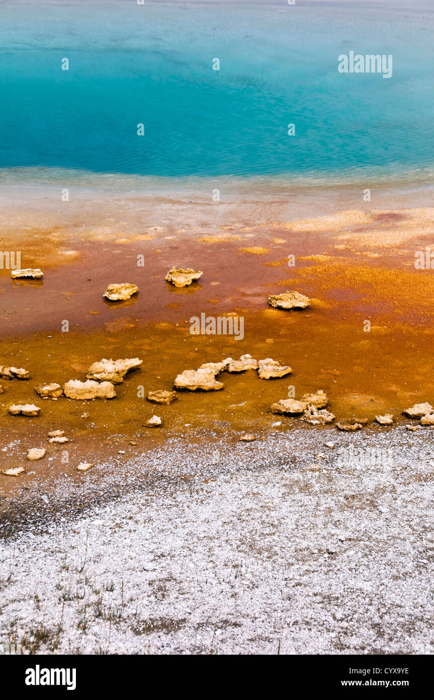 Vue détaillée d'Opal pool - Midway Geyser Basin, parc national de Yellowstone, Wyoming, USA Banque D'Images