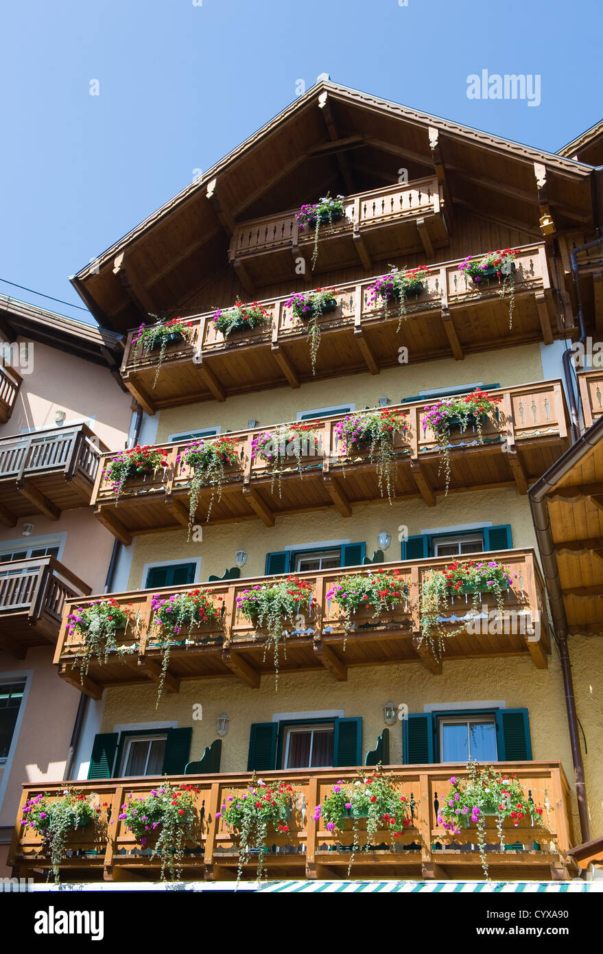 Maison typique en Autriche, avec beaucoup de fleurs accroché sur le balcon Banque D'Images
