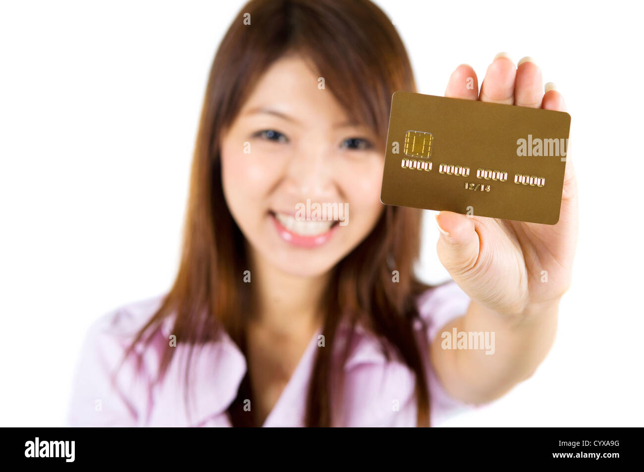 Asian woman holding d'une carte de crédit, se concentrer sur la carte. Numéro de carte et date d'expiration créé par mon propre. Banque D'Images