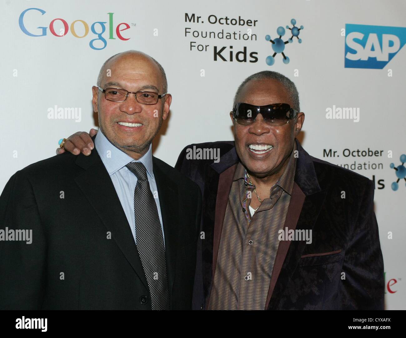 Reggie Jackson, Sam Moore aux arrivées de 8e All Star Celebrity Classic pour bénéficier M. Octobre Foundation for Kids, The Cosmopolitan of Las Vegas, Las Vegas, NV le 11 novembre 2012. Photo par : James Atoa/Everett Collection/ALamy live news. USA. Banque D'Images