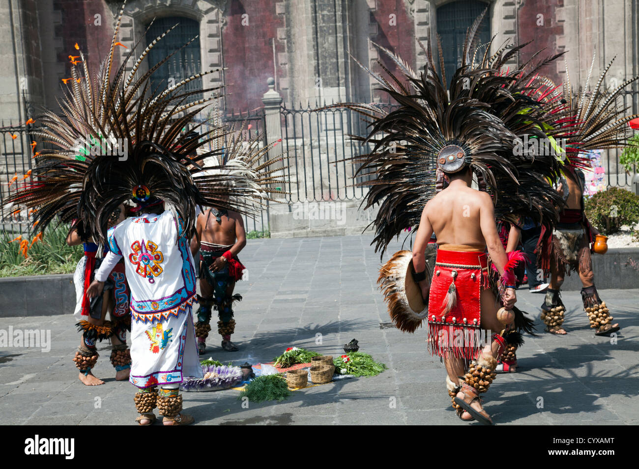 Les guérisseurs indiens tribaux effectuer sur le Zocalo rituel à Mexico DF Banque D'Images