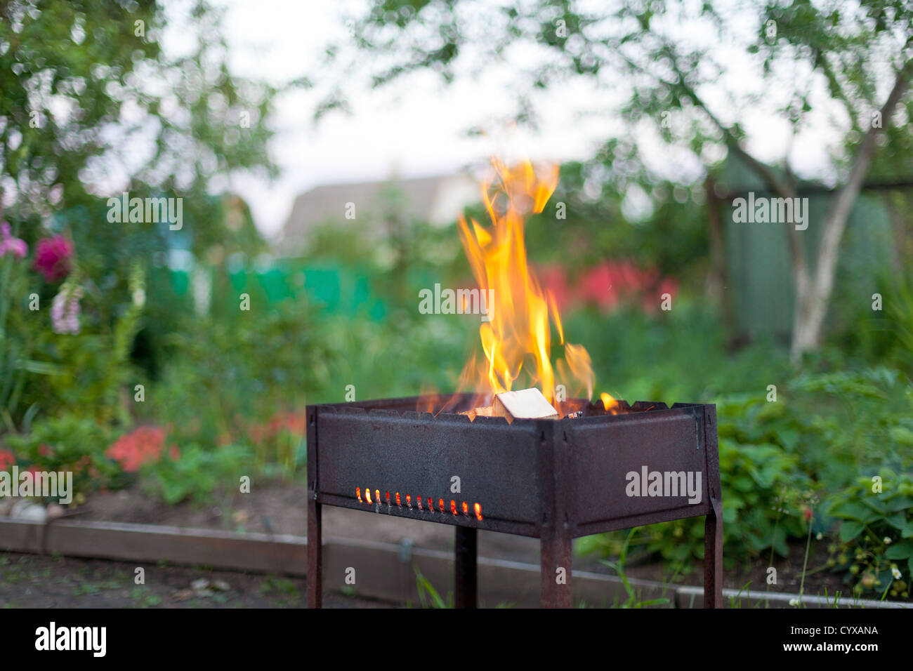 Incendie dans un barbecue, piscine Banque D'Images