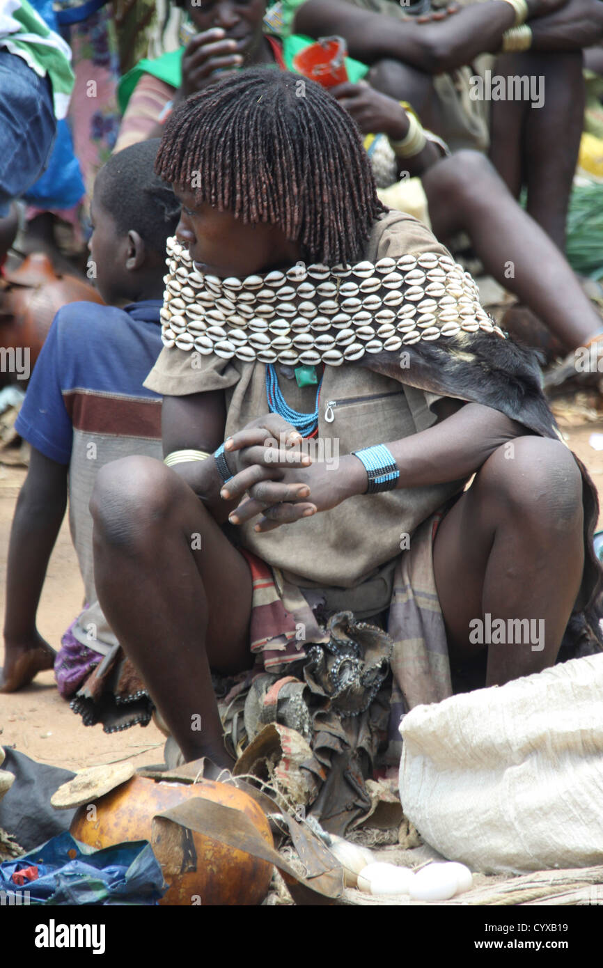L'Éthiopie. Vallée de l'Omo, Bana femme tribu en coquilles et cuir Banque D'Images