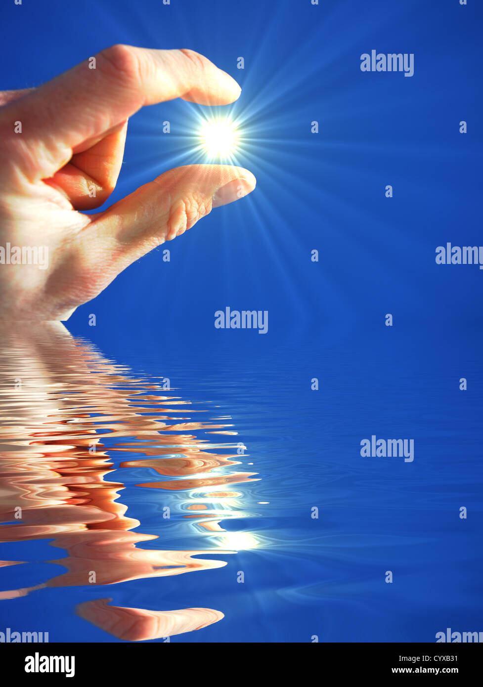 Main tenant le soleil et l'eau reflaction avec copyspace Banque D'Images