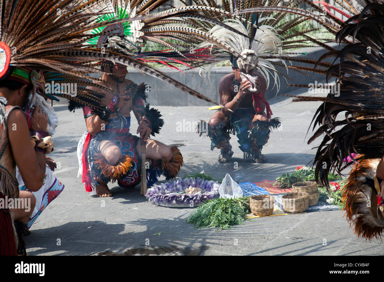 Les guérisseurs indiens tribaux effectuer sur le Zocalo rituel à Mexico DF Banque D'Images
