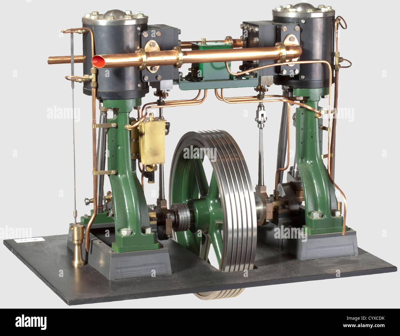 Un modèle de moteur fixe à deux cylindres verticaux, finement conçu et bien présenté, comprenant deux moteurs à un seul cylindre Stuart n° 1 montés sur un vilebrequin commun avec volant à rayons central et cinq rainures de corde, cylindres recouverts d'acier bleuté d'alésage de 2 po x 2 po de course, tuyaux d'admission et d'échappement à bride, robinets et tuyaux, régulateur à câbles multiples, tringlerie et vanne, lubrificateur mécanique et tuyauterie, lits en fonte et plancher en métal, finition verte, noire et polie. 37 x 40 cm,historique,historique,20e siècle,moteur à vapeur,vapeur fr,droits supplémentaires-Clearences-non disponible Banque D'Images