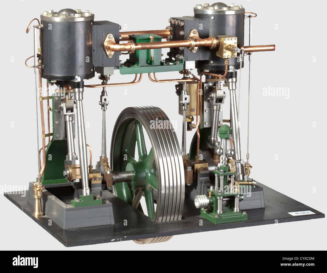Un modèle de moteur fixe à deux cylindres verticaux, finement conçu et bien présenté, comprenant deux moteurs à un seul cylindre Stuart n° 1 montés sur un vilebrequin commun avec volant à rayons central et cinq rainures de corde, cylindres recouverts d'acier bleuté d'alésage de 2 po x 2 po de course, tuyaux d'admission et d'échappement à bride, robinets et tuyaux, régulateur à câbles multiples, tringlerie et vanne, lubrificateur mécanique et tuyauterie, lits en fonte et plancher en métal, finition verte, noire et polie. 37 x 40 cm,historique,historique,20e siècle,moteur à vapeur,vapeur fr,droits supplémentaires-Clearences-non disponible Banque D'Images