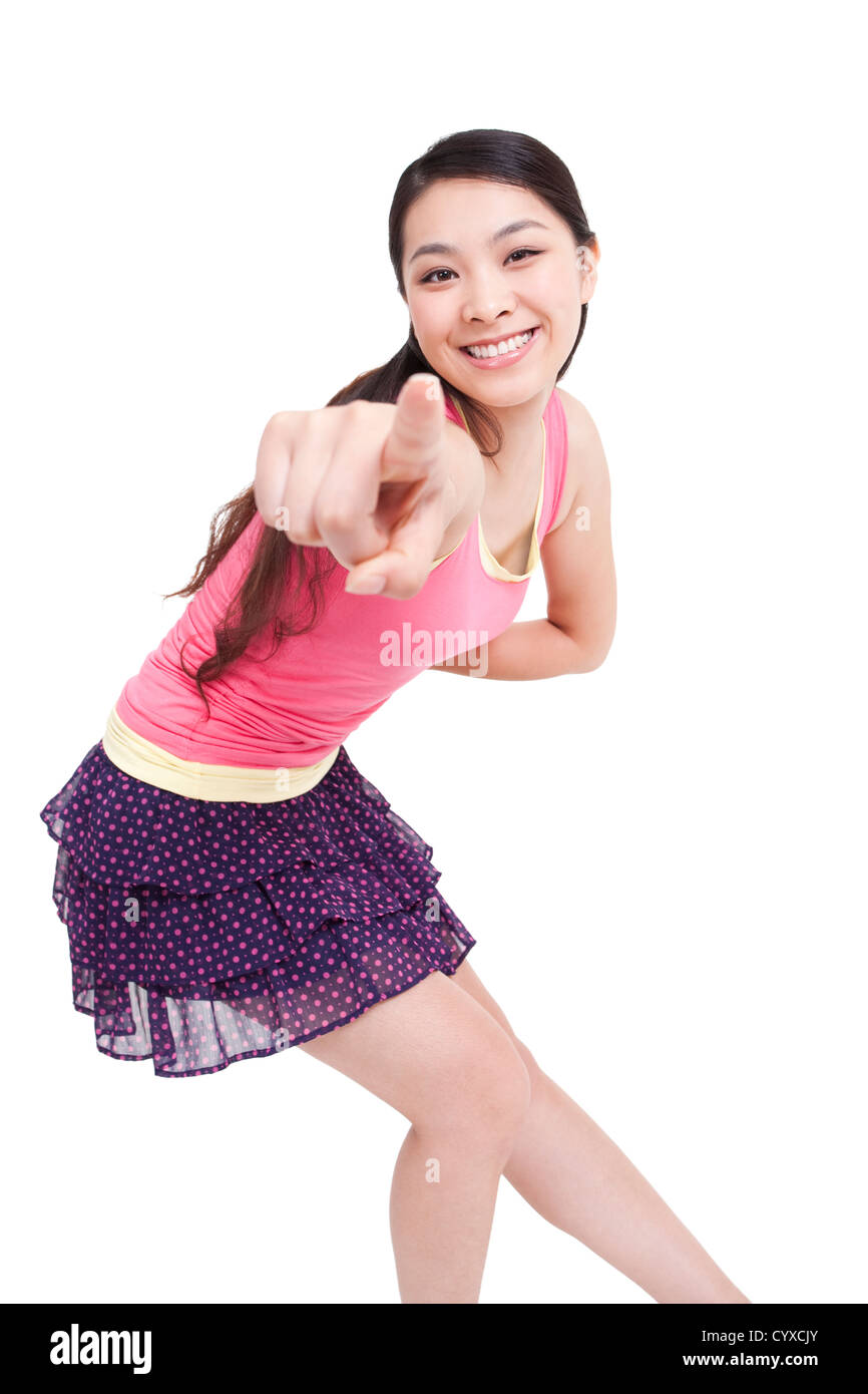 Happy young woman pointant vers l'avant Banque D'Images