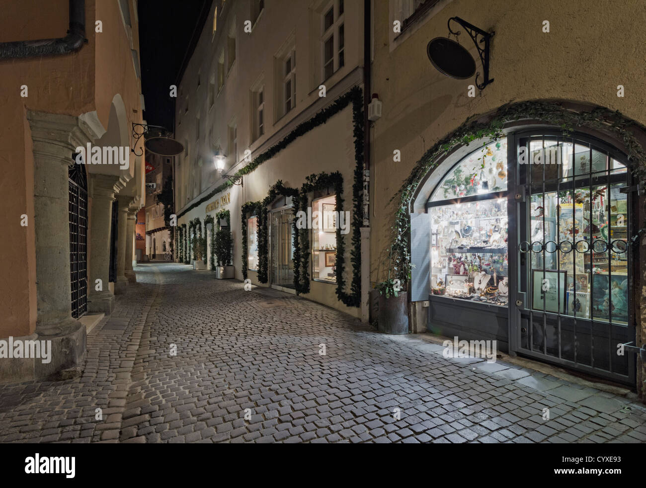 Allemagne, Bavière, Regensburg, vue de l'allée vide la nuit Banque D'Images
