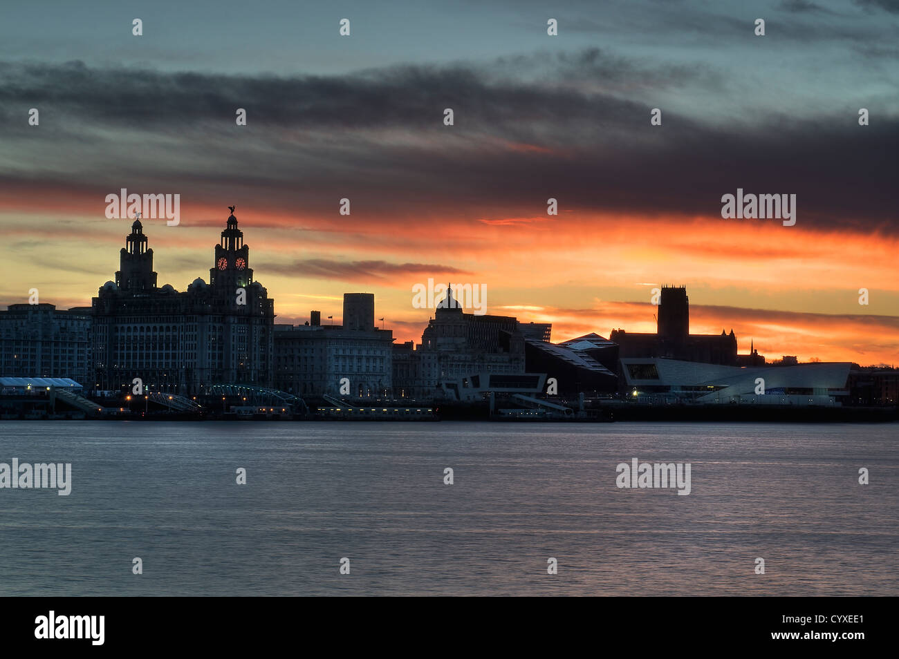 Liverpool City skyline at sunrise de l'autre côté de la rivière Mersey au lever du soleil Banque D'Images