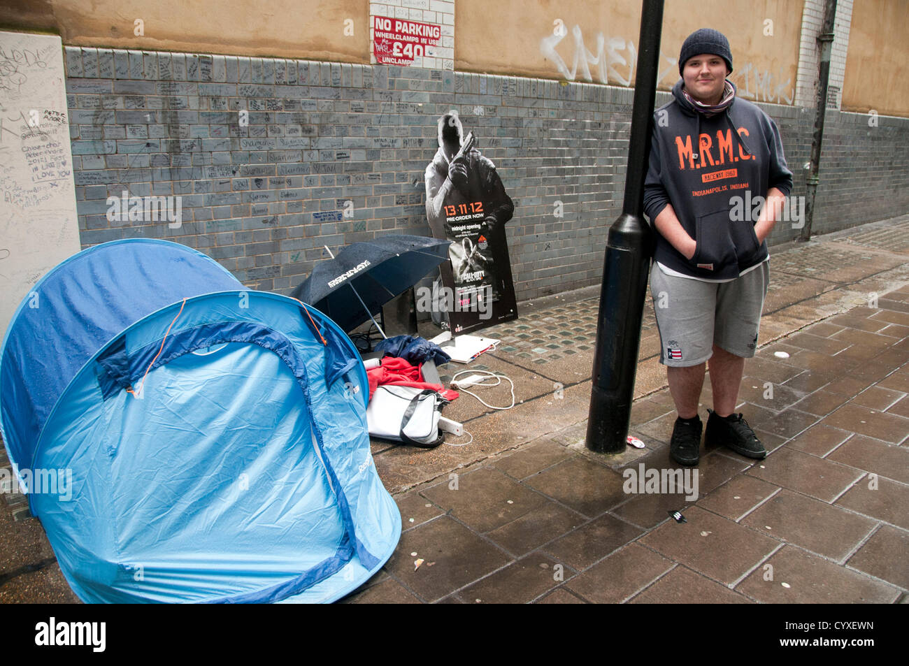 Londres, Royaume-Uni. 12/11/12. Taylor Pelling, fanatique de jeu et étudiant à St Mary's, Twickenham par sa tente qu'il attend que l'ordinateur jeu Call of Duty Black Ops II en vente à minuit ce soir. 19-year-old Pelling a été camping out depuis le 6 novembre pour s'assurer qu'il est le premier en ligne pour le jeu. Banque D'Images