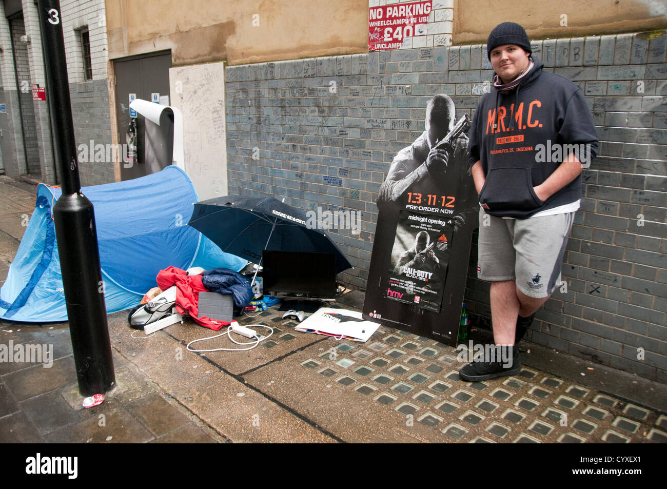 Londres, Royaume-Uni. 12/11/12. Taylor Pelling, fanatique de jeu et étudiant à St Mary's, Twickenham par sa tente qu'il attend que l'ordinateur jeu Call of Duty Black Ops II en vente à minuit ce soir. 19-year-old Pelling a été camping out depuis le 6 novembre pour s'assurer qu'il est le premier en ligne pour le jeu. Banque D'Images
