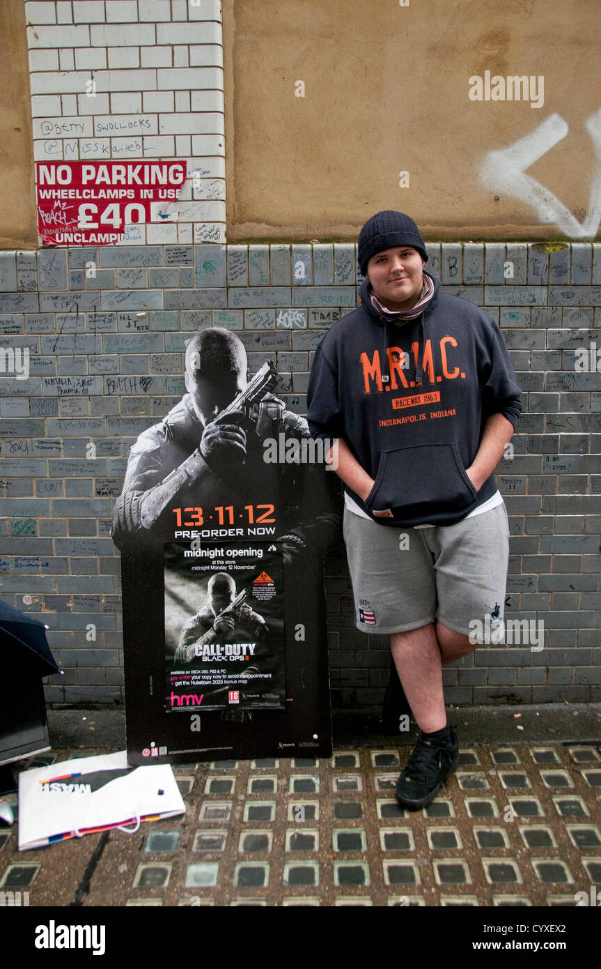 Londres, Royaume-Uni. 12/11/12. Taylor Pelling, fanatique de jeu et étudiant à St Mary's, Twickenham par sa tente qu'il attend que l'ordinateur jeu Call of Duty Black Ops II en vente à minuit ce soir. 19-year-old Pelling a été camping out depuis le 6 novembre pour s'assurer qu'il est le premier en ligne pour le jeu. Banque D'Images