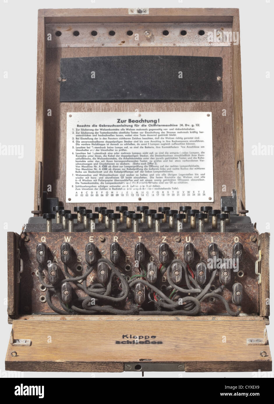 Une machine à chiffrage allemande 'Enigma I' de l'armée, question de la fin de la guerre, modèle no 'A 20135', fabricant 'jla' (Cypher machine Company Heimsoeth und Rinke, Berlin). Trois rotors de brouillage avec les touches numériques 1 à 26, le composant de rotor en aluminium et Bakelite (non amovible, le dégagement est rigide). L'intérieur à fonctionnement mécanique avec deux lampes dans le tableau d'éclairage. Dans une boîte en alliage léger laquée grossièrement avec le numéro « 14085 » sur le dessous. Le couvercle à charnière avec clavier, deux abat-jour, interrupteur d'alimentation et bornes à vis pour alimentation externe et batterie, droits supplémentaires - Clearences - non disponible Banque D'Images