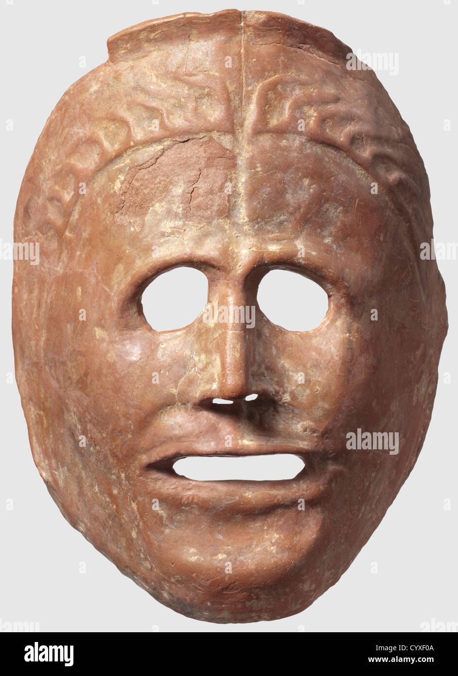 Un masque de théâtre grec, céramique rougeâtre de Colombie-Britannique du  6e/5e siècle. Masque semi-circulaire, à la forme naturelle, avec ouvertures  pour les yeux, la bouche et le nez, cheveux stylisés sur le