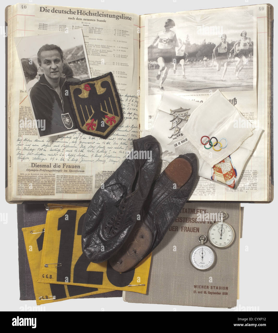 Käthe Krauss(1906 - 1970),coupures de presse,pointes,numéros de départ,chronomètres deux volumes de coupures de presse sur ses succès sportifs de 1929 - 1935 ainsi qu'un volume couvrant les 1ers championnats européens d'athlétisme pour les femmes qui se sont tenus au stade de Vienne en 1938 (programme,participants,compétitions). Un chronomètre a l'envers gravé 'A.f.L. Dresden', un autre est gravé avec 'LVP 110'. Une paire de pointes déclarées par Käthe Krauss dans une conversation avec l'expéditeur comme ayant été utilisées en 1936 est incluse. De plus, deux de démarrage sont engourdis, droits supplémentaires-Clearences-non disponible Banque D'Images