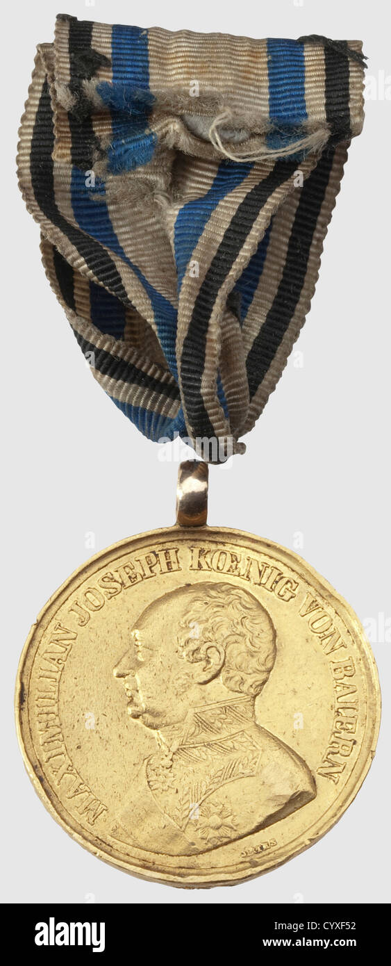 Médaille d'or de la bravoure, avec document de récompense à Johann Himmer Médaille d'or avec le nom du graveur de matrice J. Ries, signature 'P1' sous le bouclier de lionis à peine perceptible. Œillet à souder, un problème de WWI très tôt dans un état fortement utilisé et piqué, quelques coups et une vieille marque d'étanchéité dorée dans le bord. Poids 21.04 g. Le document original de remise de la récompense à Landsturmmann(milice privée)Johann Himmer du régiment d'infanterie de la Réserve bavaroise 14, daté(tr)'Munich le 29 décembre 1914' est inclus. Page double pliée. Aussi, une copie de l'honneur d'Or de Bavariaïs, droits additionnels-Clearences-non disponible Banque D'Images