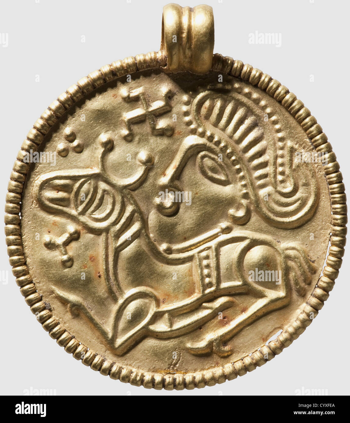 Un bracteate d'or nord-germanique, 5e/6e siècle après J.-C. Suspension en forme de disque entourée d'un bord orné de perles. Image d'Odin à cheval surmontée d'un symbole de la croix gammée en repoussé. Le dessus avec boucle de suspension soudée. Diamètre 32 mm, poids 5.9 g. Les bractées nordiques ont été modelées d'après des pièces de monnaie et ont été portées comme des bijoux et des breloques. Il y a de nombreuses pièces connues qui portent des motifs de la mythologie de Norse. Analyse des métaux précieux (teneur en or 91%) incluse. Provenance: Collection privée allemande, acquise dans les années 1960, historique,historique,20e siècle,monde antique,anc,droits additionnels-Clearences-non disponible Banque D'Images