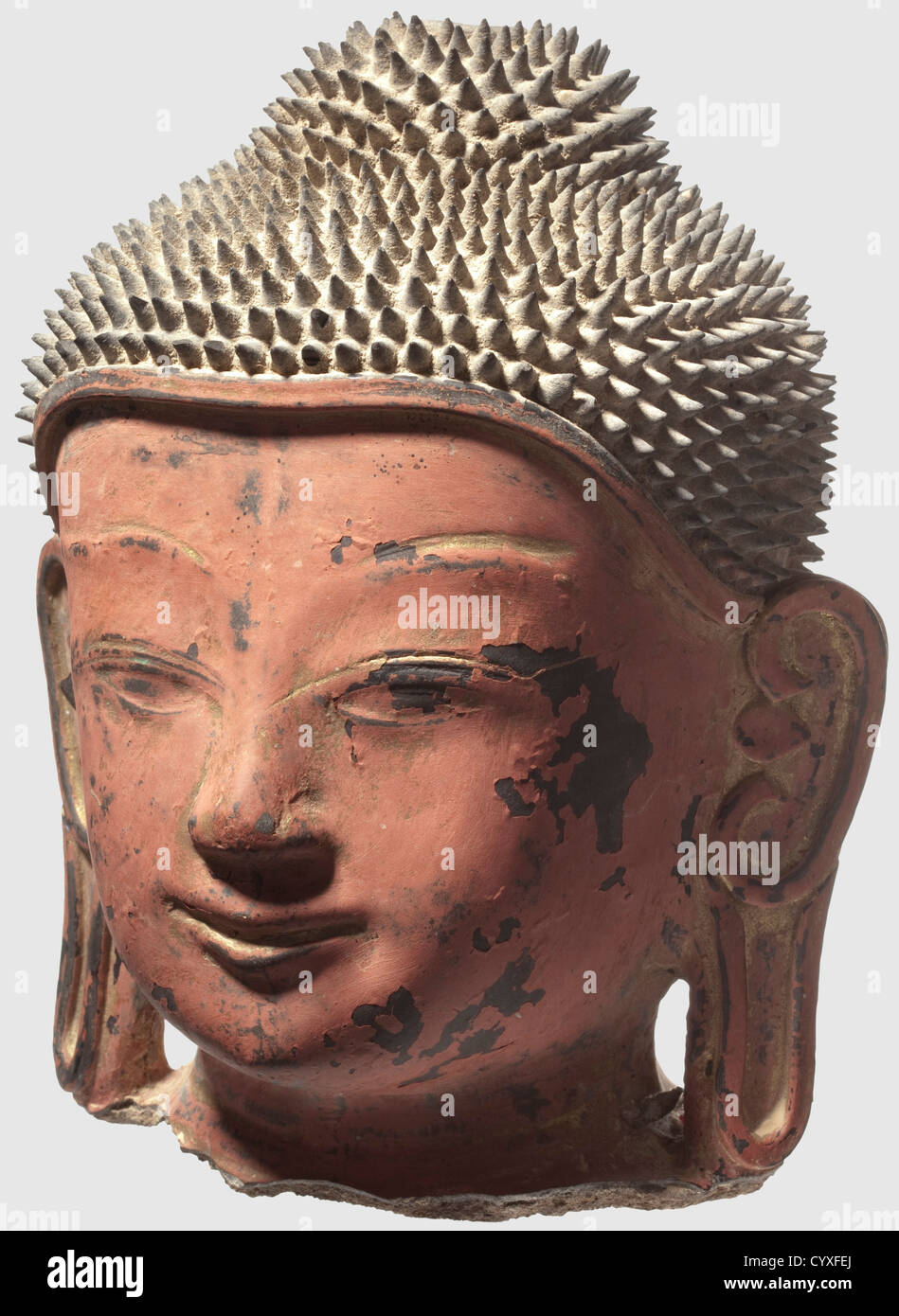 Une tête de Bouddha birman, 18e siècle tête creuse faite d'un mélange de laque et d'argile avec la finition en forme de pointes et les lobes élongés. Couleur rougeâtre avec restes de placage or. Hauteur 22 cm, historique, historique, XVIIIe siècle, archipel indonésien, Indonésie, extrême-Orient, Asie, asiatique, ethnologie, ethnicité, ethnique, tribal, objet, objets, alambics, coupure, découpe, découpe, découpe, sculpture, sculptures, statuette, figurine, figurines, statuettes, beaux-arts, art, droits supplémentaires-informations non disponibles Banque D'Images