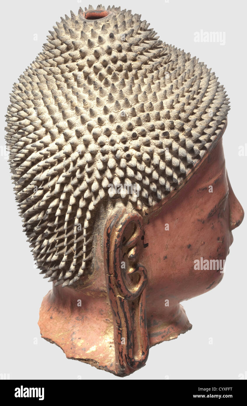 Une tête de Bouddha birman, 18e siècle tête creuse faite d'un mélange de laque et d'argile avec la finition en forme de pointes et les lobes élongés. Couleur rougeâtre avec restes de placage or. Hauteur 22 cm, historique, historique, XVIIIe siècle, archipel indonésien, Indonésie, extrême-Orient, Asie, asiatique, ethnologie, ethnicité, ethnique, tribal, objet, objets, alambics, coupure, découpe, découpe, découpe, sculpture, sculptures, statuette, figurine, figurines, statuettes, beaux-arts, art, droits supplémentaires-informations non disponibles Banque D'Images