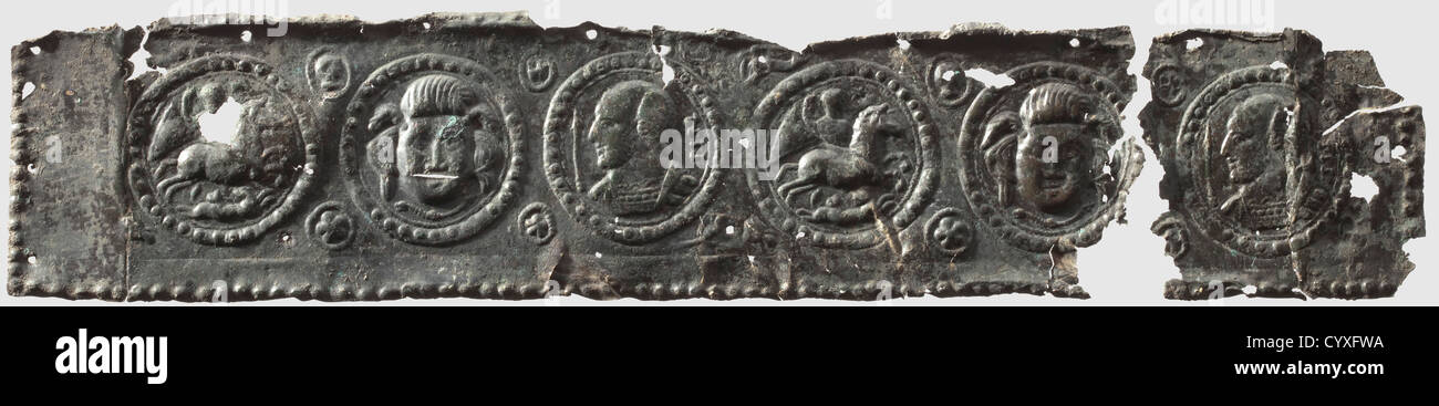 Plaques décoratives romaines en tôle, 3e/4e siècle après J.-C. Bronze avec patine foncée. Deux morceaux d'une bande de tôle estampés avec les figures d'un cavalier, un Medusa ou une tête en médaillons circulaires respectivement. Trous de fixation sur le bord supérieur. Longueurs 7 et 27 cm. Provenance: Collection privée du sud de l'Allemagne, acquise dans les années 70 et plus tard, historique, historique, monde antique, monde antique, temps anciens, objet, objets, alambics, coupure, découpe, découpe, Méditerranée, métaux précieux, métaux précieux, bijoux, droits additionnels-Clearences-non disponible Banque D'Images