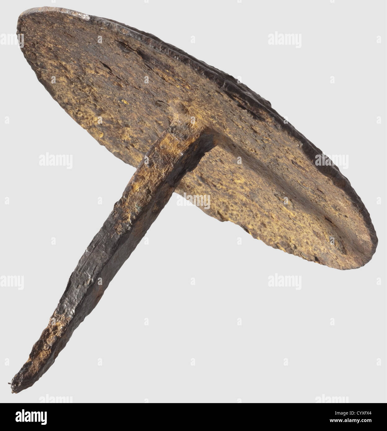 Un clou rituel, celtique, 3ème / 2ème siècle C.-B. clou en fer avec une tige de section de diamant et une large tête décorée de cercles concentriques. Diamètre de la tête 11 cm. Un clou qui devait être conduit dans un objet Saint ou un arbre. La décoration est une référence au centre du monde, qui a été vu comme le omphalos en Delphes dans la Grèce antique. Provenance: Collection privée sud-allemande, ca. 1970,historique,historique,historique,monde antique,monde antique,temps antique,objet,objets,photos,découpe,découpe,découpe,Méditerranée,métaux précieux,précieux m,droits additionnels-Clearences-non disponible Banque D'Images