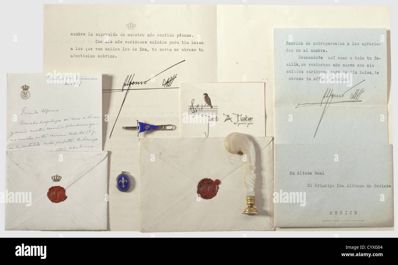 Le roi Alfons XIII(1886-1941),un sceau personnel mère-de-perle, or et laiton.la surface du sceau gravée avec la couche royale des bras mis dans la chaîne de l'ordre du molleton d'or.épaule d'or décorée floralement.mère sculptée de poignée de perle sous forme de mains entrelacées.hauteur 9.9 cm.avec deux lettres signées à la main par le roi et Adressée au Prince Alfons de Bavière datant de 1929 et 1931 resp.(un mois après qu'il est allé en exil), une enveloppe portant une impression du présent sceau.aussi un certain nombre de lettres, cartes de voeux et photos de la ,droits additionnels-Clearences-non disponible Banque D'Images