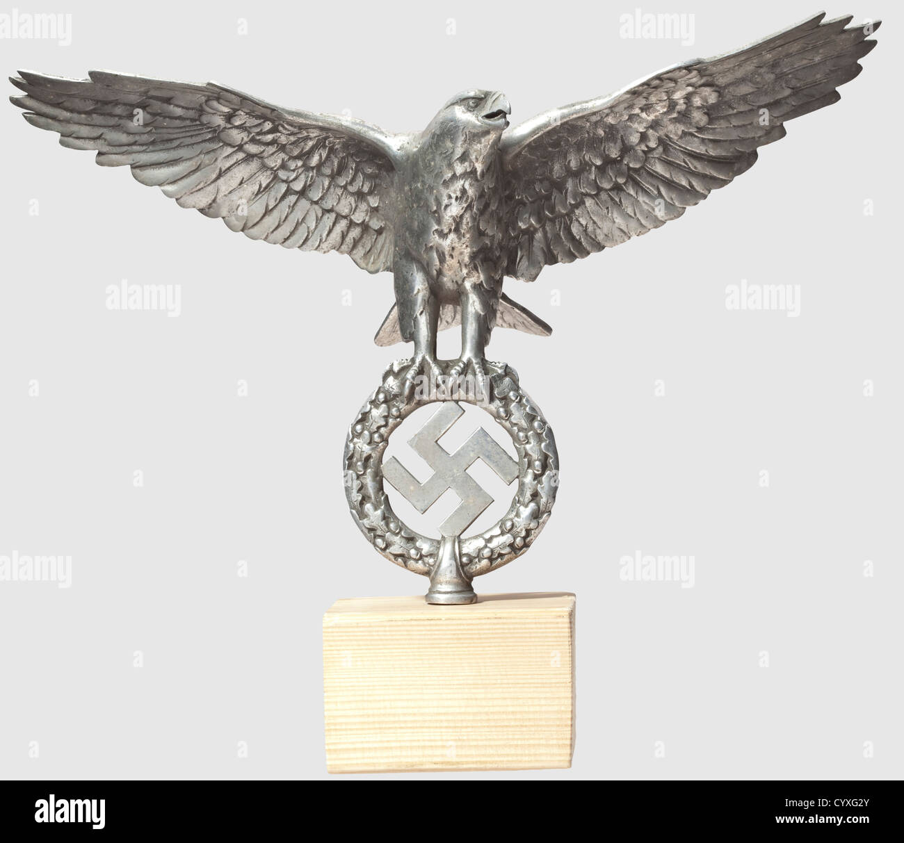 Un aigle pour un 'Jingling Johnny', de l'armée en aluminium poli. L'aigle avec des ailes écarlées, ses talons tenant une couronne de feuilles de chêne avec la svastika. Partie inférieure filetée, légèrement décolorée et avec un minimum de traces. Dimensions 42 x 25 cm. Un très rare morceau d'équipement Wehrmacht, historique, années 1930, années 1930, XXe siècle, armée, armées, forces armées, militaires, militaria, objet, objets, alambics, coupures, coupures, insignes, symboles, symbole, emblème, emblèmes, droits additionnels-Clearences-non disponible Banque D'Images