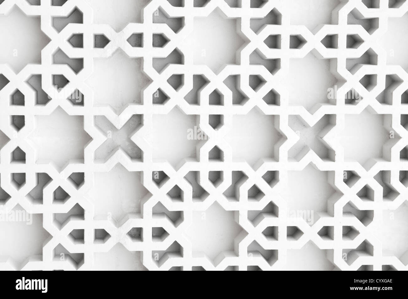 Un exemple de conception islamique dans le béton coulé sur un bâtiment en Malaisie. Banque D'Images