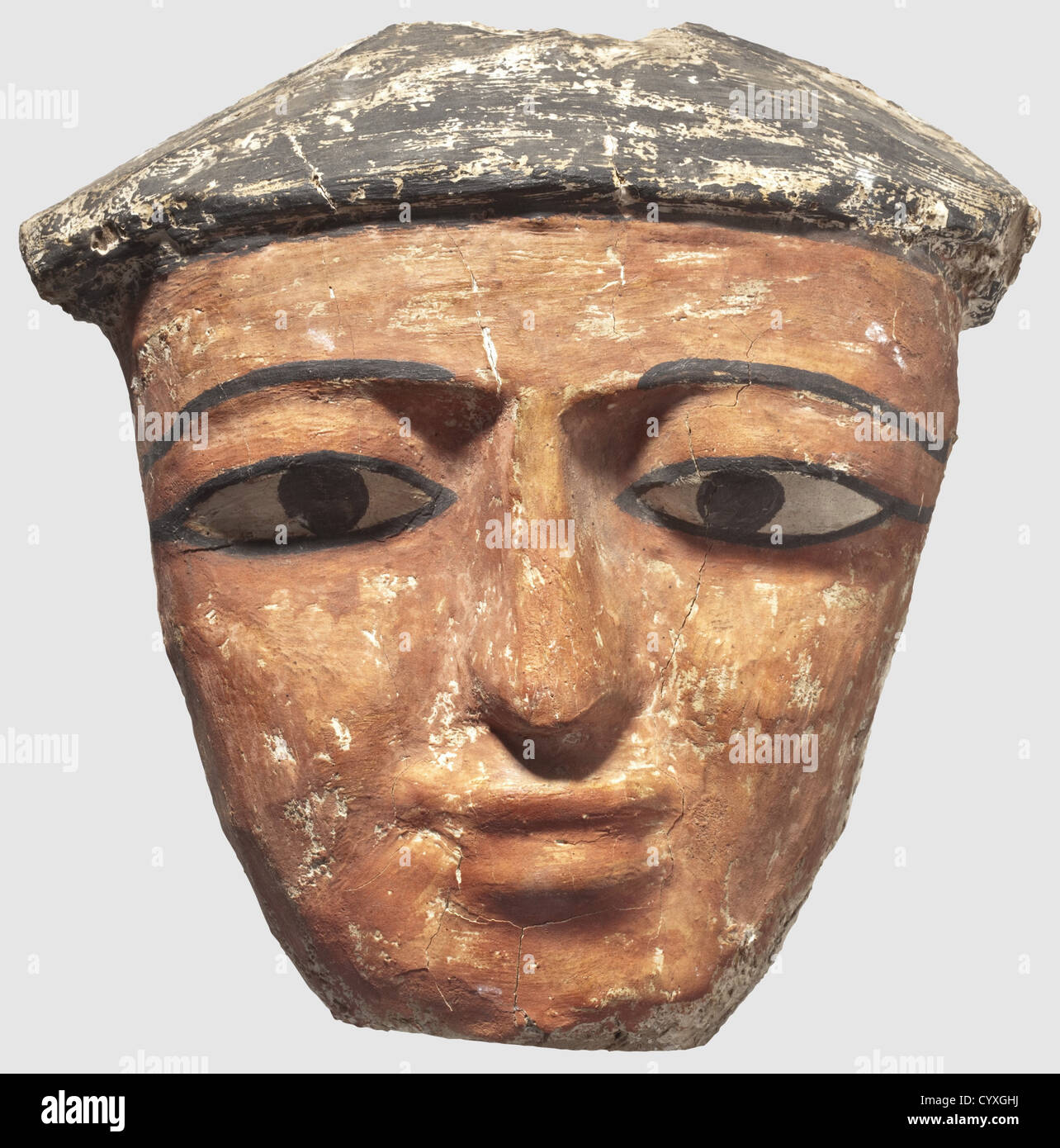 Un fragment de visage du couvercle d'un sarcophage égyptien, période tardive, du 7ème au 1er siècle C.-B. Bois avec un revêtement en plâtre peint en couleur. Tête large avec capot noir. Il y a trois trous de centrage sur le côté opposé. Hauteur 22.5 cm. Assez usé et écaillage minimal. Provenance: Marchand d'art italien, historique, historique, monde antique, monde antique, temps antique, objet, objets, alambics, coupure, découpe, découpes, méditerranée, métaux précieux, métaux précieux, droits additionnels-Clearences-non disponible Banque D'Images