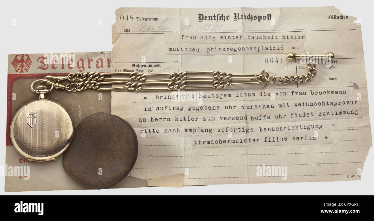 Adolf Hitler, cadeau doré montre de poche Elsa Bruckmann, Noël 1929 Maker "Deutsche Uhrenfabrikation Oliw Glashütte i./sa". Le boîtier en or avec une gravure fine et ondulée et un monogramme entrelacé 'AH', le couvercle avant avec le poinçon de fabrication 'Glashütte-Dresden Oliw', le timbre de finition '0,585'et le numéro '500094' ainsi que la gravure de présentation 'I/l Wolf v/s Kampf-Gefährtin Elsa Bruckmann Weihnachten 1929'. Cadran en émail blanc avec chiffres arabes en noir et bleu, petites mains de lancette et bleutées. Doré du historique,historique,1920,20e siècle,NS,National Soci,droits additionnels-Clearences-non disponible Banque D'Images
