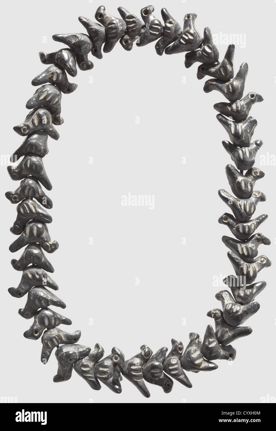 Une chaîne faite de jet, début de la période de Latène, 4e/3e siècle C.-B. chaîne faite de 43 oiseaux légèrement différents faits de jet avec trous centraux. Chaîne moderne. Longueur de chaque oiseau ca. 2 cm. Provenance: Collection privée allemande, acquise dans les années 1980, historique, historique, 20e siècle, monde antique, monde antique, temps anciens, objet, objets, alambics, coupure, découpe, découpe, Méditerranée, métaux précieux, métaux précieux, insignes, symboles, symbole, emblème, emblèmes, droits additionnels-Clearences-non disponible Banque D'Images