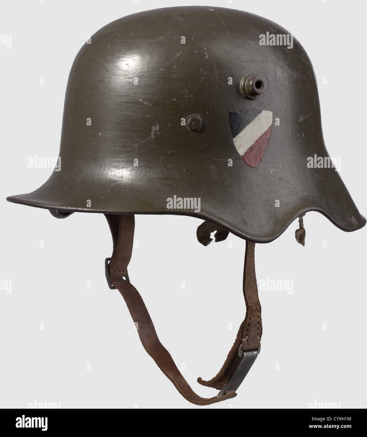 Un casque en acier M 18, avec des découpes d'oreilles peintes crâne peint en couleur olive avec un bouclier national Reichswehr 95% intact peint noir-blanc-rouge sur le côté gauche. Laque non régulière sur le côté droit (à partir du retrait d'un autre emblème?). Anneau intérieur en fer, doublure en cuir blanc (sale) avec trois cils, mentonnière. Un des trois rivets de fixation remplacé par une rondelle contemporaine. Un casque rare,historique,historique,1910s,1920,1930,20e siècle,20e siècle,20e siècle,armes défensives,arme,armes,protection,métal,armure costume,costume de armure,costume de ,droits additionnels-Clearences-non disponible Banque D'Images