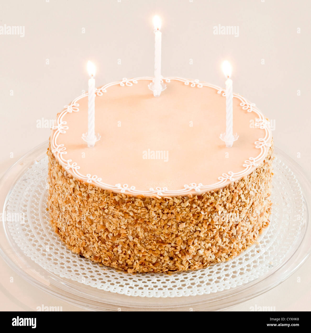 Gâteau d'anniversaire avec trois bougies. Copier l'espace. Banque D'Images