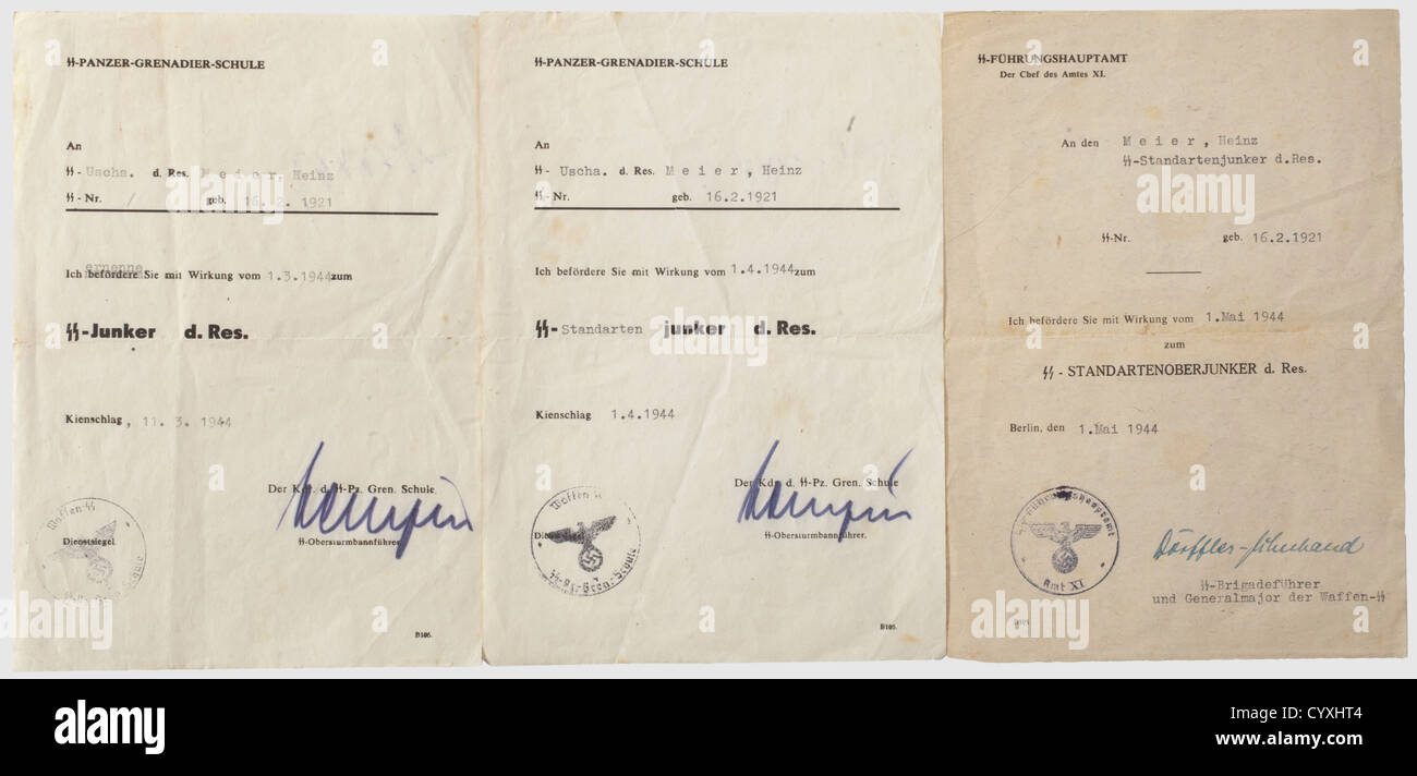Documents et attestations d'un SS-Standartenoberjunker de promotion de réserve à SS Junker(candidat officier)de réserve en date du 1er mars 1944 et à SS-Standartenjunker de réserve en date du 1er avril 1944, tous deux émis par SS Panzergrenadier School à Kienschlag avec signature indélébile du crayon du commandant SS Obersturmbannfürer de réserve en date du 1er mai 1944,délivré par le bureau de direction de SS Berlin avec la signature à l'encre du Brigadier de SS Dörffler-Schuhband.diplôme du 6 mai 1944.liste attestée,droits additionnels-Clearences-non disponible Banque D'Images