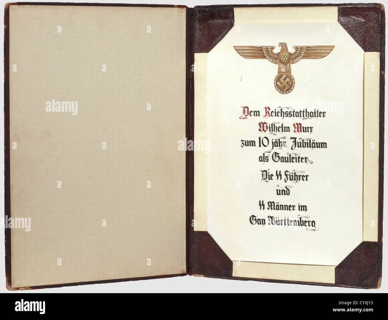 Reichstatthalter Wilhelm Murr document anniversaire de la SS 1938, document parchemin simple face avec texte calligraphique surmonté d'un aigle national finement peint. Dimensions 30.3 x 21.1 cm. Dans un dossier avec incrustation en bois et incrustation obverse National Eagle accentué d'or, encadré de cuir pressé rouge-brun (caoutchouté). Dimensions 35 x 26 cm. Wilhem Murr(1888 - 1945) est devenu le Gauleiter NSDAP du Württemberg-Hohenzollern en février 1928 et à partir de 1933 le gouverneur de Reich du Württemberg,historique,historique,1930,20ème siècle,Waffen-SS,la division armée de la ,droits additionnels-Clearences-non disponible Banque D'Images