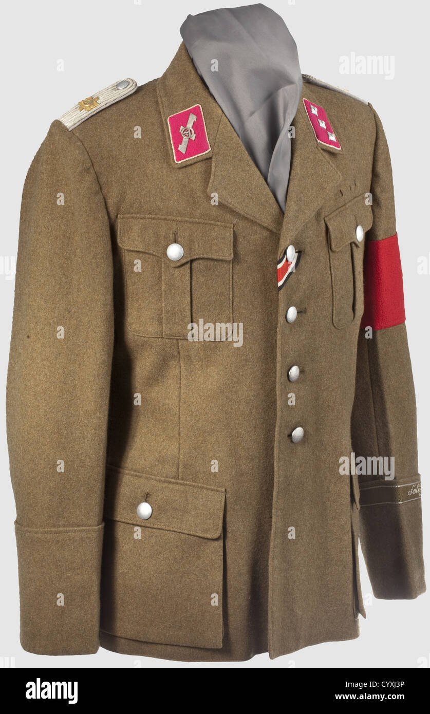 Sa Standarte Feldherrnhalle, uniforme d'un Unterturmführer le manteau fait de tissu brun olive, doublure en soie brune, les taches de collier rouge carmin avec un cording en celle continu, le patch droit avec un Wolfsangel appliqué avec emblème sa, le patch gauche avec étoiles de rang.les épaulières avec sous-couche grise et emblème appliqué du Standhhalnle.Feldle.Beerro Bracelet tissé avec inscriptions « Feldherrnhalle », bracelet, ruban EK2 et boucles de quelques ordres. Inclus : culottes d'équitation avec cravates, doublure en soie avec étiquette « SA-Stiefelhose », histoi, droits supplémentaires-Clearences-non disponibles Banque D'Images